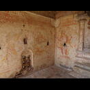 Zeichnungen an der Innenwand des Wandelgangs an der Umfassungsmauer